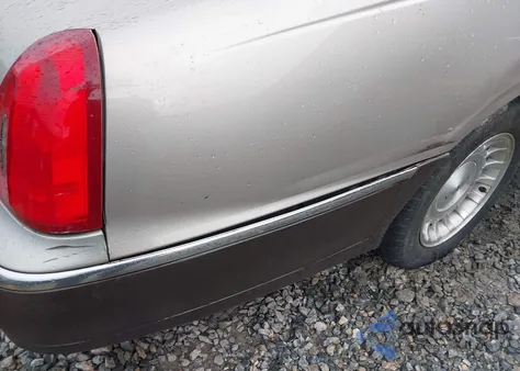 1999 Lincoln Town Car Executive z USA, uszkodzony, nr VIN 1LNHM81W1XY638614